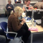 Volledige concentratie bij het grimeren