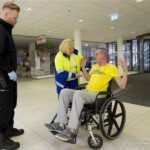 Personeel vangt mensen op die de weg kwijt zijn